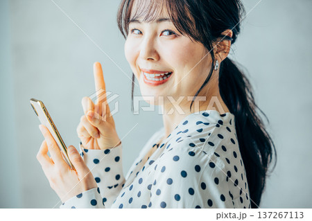 スマホを操作する若い女性 137267113