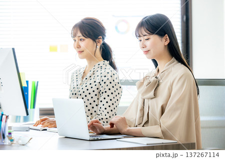 オフィスで働くビジネスウーマン 137267114