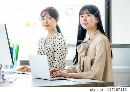 オフィスで働く女性 オフィスで働く女性 137267118