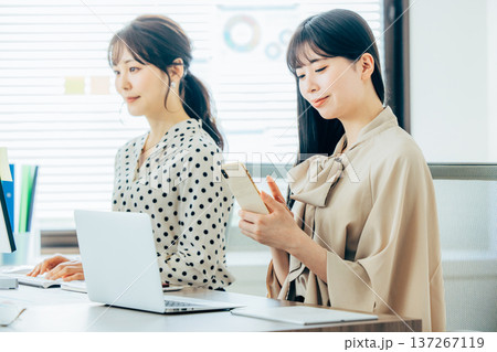 オフィスで働く女性 137267119