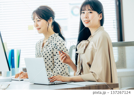 オフィスで働く女性 オフィスで働く女性 137267124
