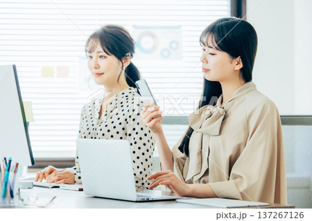 オフィスで働く女性 137267126