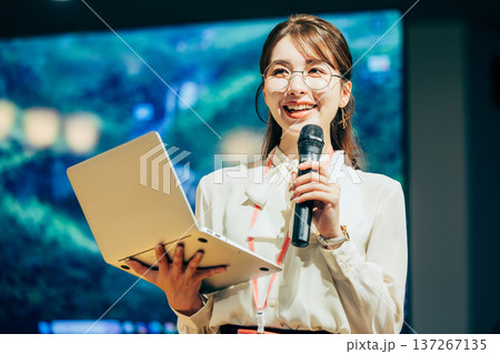 プレゼンをする女性 137267135