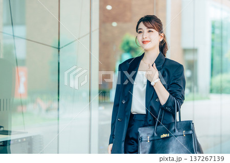 スーツを着た若い女性 スーツを着た若い女性 137267139