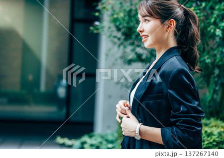 スーツを着た若い女性 スーツを着た若い女性 137267140