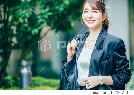 スーツを着た若い女性 スーツを着た若い女性 137267142