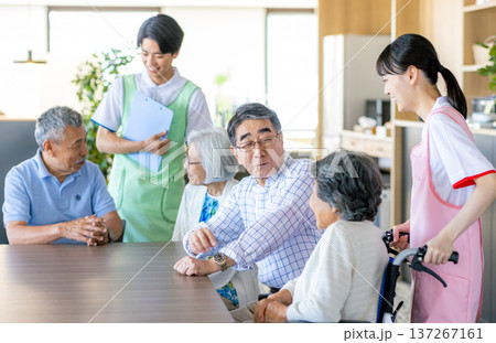 介護施設で寄り添う若いヘルパーとシニア 137267161
