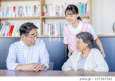 介護施設で寄り添う若いヘルパーとシニア 137267162