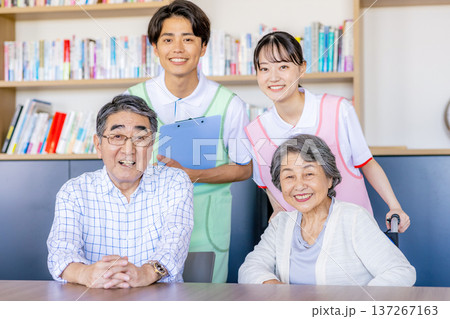 介護施設で寄り添う若いヘルパーとシニア 137267163