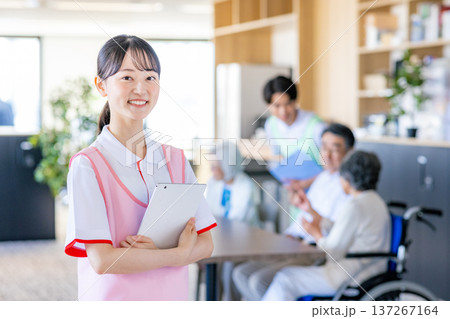 若い介護士 137267164