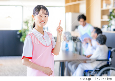 若い介護士 137267166