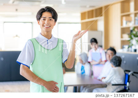 若い男性介護士 若い男性介護士 137267167