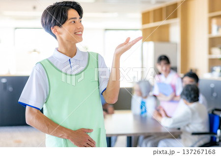 若い男性介護士 若い男性介護士 137267168