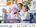 老人ホームのレクリエーション 137267170
