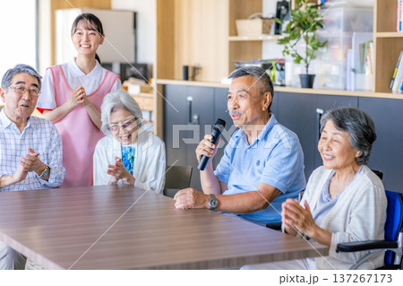 老人ホームのレクリエーション 137267173