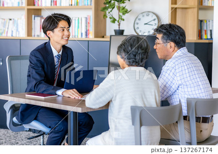 打合せをするシニア夫婦 打合せをするシニア夫婦 137267174