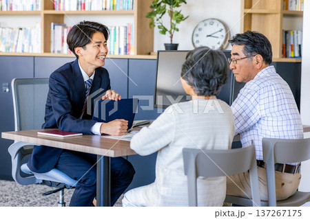 打合せをするシニア夫婦 打合せをするシニア夫婦 137267175