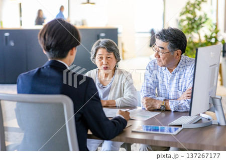 打合せをするシニア夫婦 打合せをするシニア夫婦 137267177
