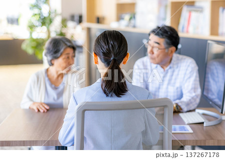 相談するシニア夫婦 相談するシニア夫婦 137267178