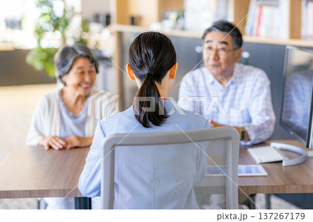 相談するシニア夫婦 相談するシニア夫婦 137267179