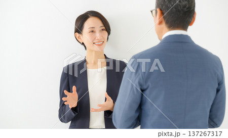 会話をする男女 ビジネス 会話をする男女 ビジネス 137267317