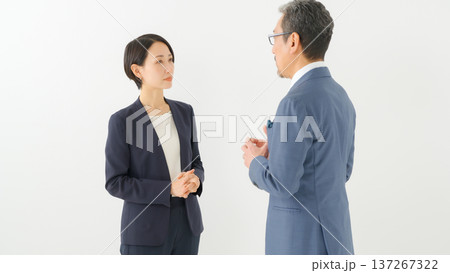 会話をする男女　ビジネス	 137267322