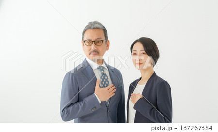 ビジネス　男性　女性 137267384