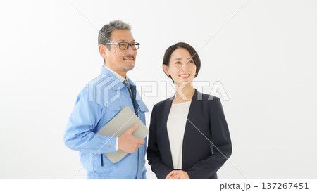作業着を着た男女	 137267451