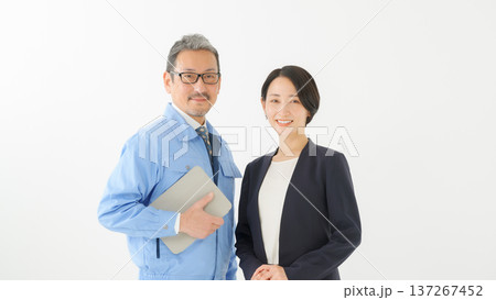 作業着を着た男女	 137267452