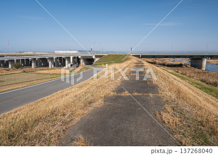 木津川堤防上からの眺め 京都府京田辺市 木津川堤防上からの眺め 京都府京田辺市 137268040