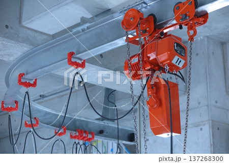 施設の天井に設置された、チェーンブロックとレール 137268300