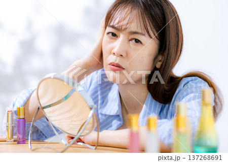 女性　ビューティー　ネガティブ 137268691