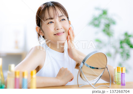 肌の綺麗なミドル女性 137268704