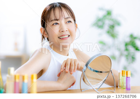 肌の綺麗なミドル女性 137268706