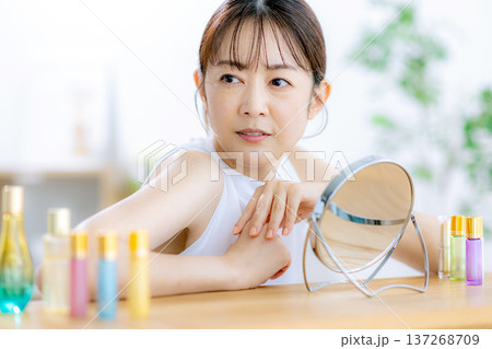 肌の綺麗なミドル女性 137268709