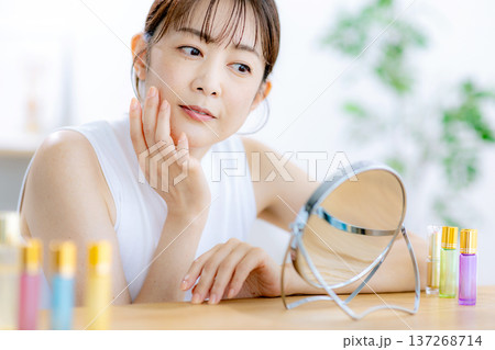 肌の綺麗なミドル女性 137268714