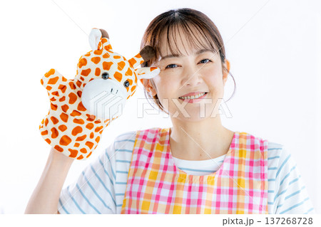 笑顔の保育士の女性 137268728