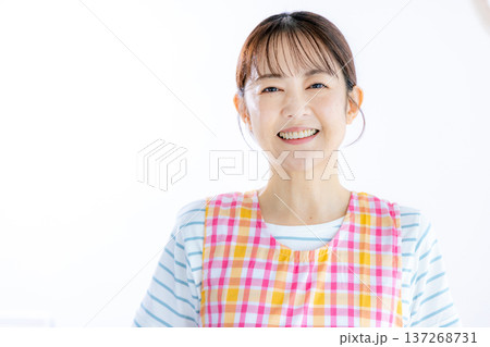笑顔の保育士の女性 笑顔の保育士の女性 137268731