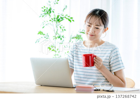 リビングでパソコンを使う若い女性 137268742