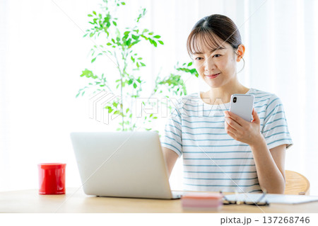 スマホ　女性　主婦 137268746