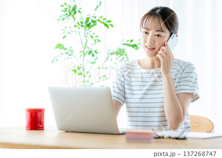 スマホ 女性 主婦 スマホ 女性 主婦 137268747