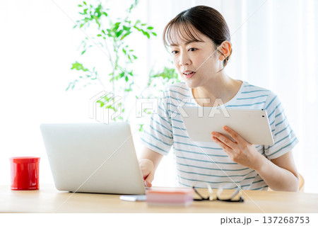 テレワークするミドル女性 テレワークするミドル女性 137268753