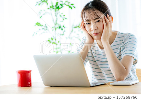 家計を考える主婦 137268760