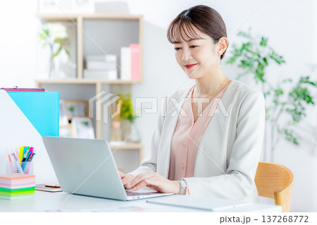 テレワークで仕事をする女性 テレワークで仕事をする女性 137268772