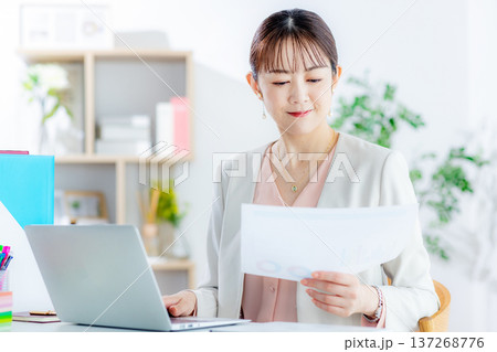テレワークで仕事をする女性 テレワークで仕事をする女性 137268776