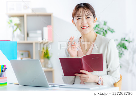 テレワークで仕事をする女性 テレワークで仕事をする女性 137268780