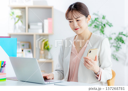 スマホを見るビジネスウーマン スマホを見るビジネスウーマン 137268781