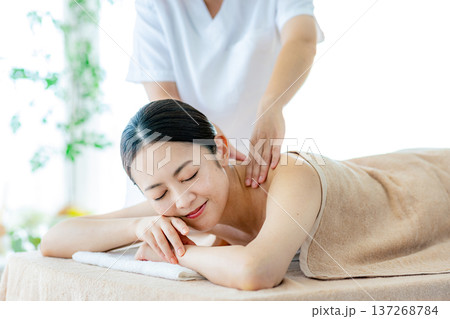 エステを受けるミドル女性 137268784