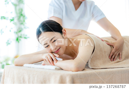 エステを受けるミドル女性 137268787