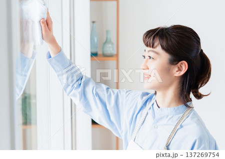 窓拭きをする女性 窓拭きをする女性 137269754